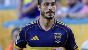 Nicolás Figal, do Boca Juniors, deixa o campo após ser expulso durante a partida contra o Benfica pela fase de grupos do Mundial de Clubes da Fifa 2025, no Hard Rock Stadium, em Miami