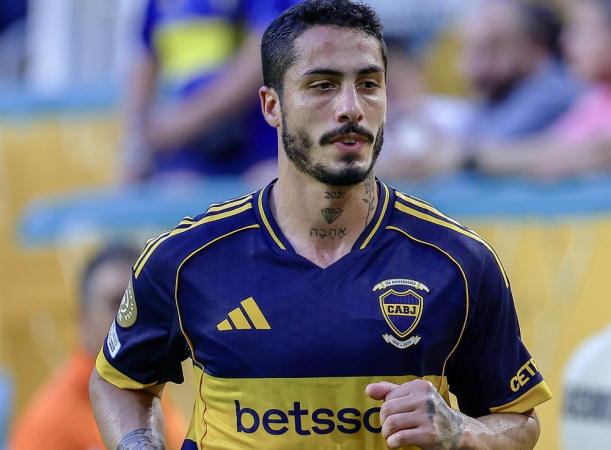 Nicolás Figal, do Boca Juniors, deixa o campo após ser expulso durante a partida contra o Benfica pela fase de grupos do Mundial de Clubes da Fifa 2025, no Hard Rock Stadium, em Miami