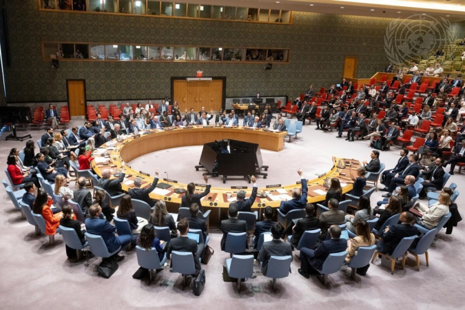 Nova York (Estados Unidos), 05/06/2025 – Foto divulgada pela ONU mostra membros do Conselho votando a favor da resolução durante a reunião do Conselho de Segurança sobre a situação no Oriente Médio, incluindo a questão palestina, na sede das Nações Unidas em Nova York, em 4 de junho de 2025. A resolução exigia um cessar-fogo imediato, incondicional e permanente em Gaza, respeitado por todas as partes, além da libertação imediata e incondicional de todos os reféns e o fim de todas as restrições à entrada de ajuda humanitária na Faixa de Gaza. A resolução recebeu 14 votos a favor e um contra (Estados Unidos), mas não foi adotada devido ao veto dos EUA, membro permanente do Conselho. (Estados Unidos, Nova York) EFE/EPA/Eskinder Debebe / UN Photo – USO EDITORIAL SOMENTE / PROIBIDA A VENDA