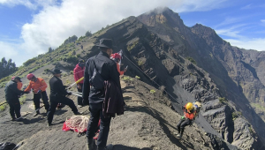 Equipes de resgate preparando um drone para ser utilizado na operação de resgate da turista brasileira que caiu durante uma trilha no Monte Rinjani, na Ilha de Lombok