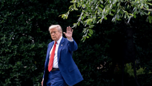 O presidente dos EUA, Donald Trump, caminha no gramado sul da Casa Branca