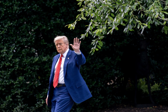 O presidente dos EUA, Donald Trump, caminha no gramado sul da Casa Branca