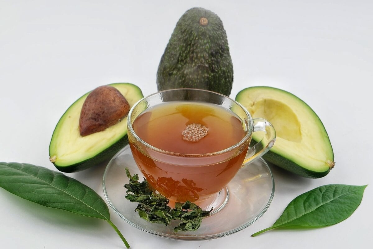 Chá de folha de abacate com limão-siciliano 