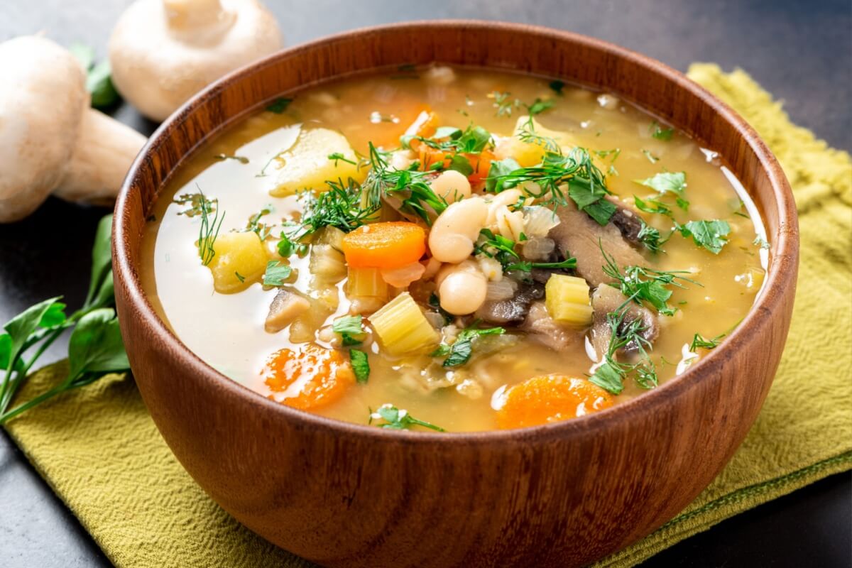 Sopa de feijão-branco com legumes e cogumelo