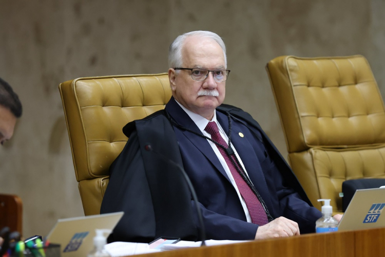 Fachin vota contra responsabilização automática de redes sociais