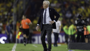 O técnico Carlo Ancelotti comanda a seleção brasileira contra o Equador, em Guayaquil