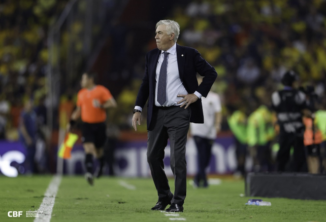 O técnico Carlo Ancelotti comanda a seleção brasileira contra o Equador, em Guayaquil