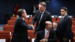 Bolsonaro cumprimenta Cid no STF