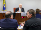 Jair BOlsonaro conversa com seu advogado