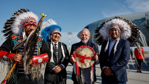 Lula é recepcionado no aeroporto de Calgary, no Canadá