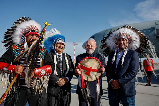 Lula é recepcionado no aeroporto de Calgary, no Canadá