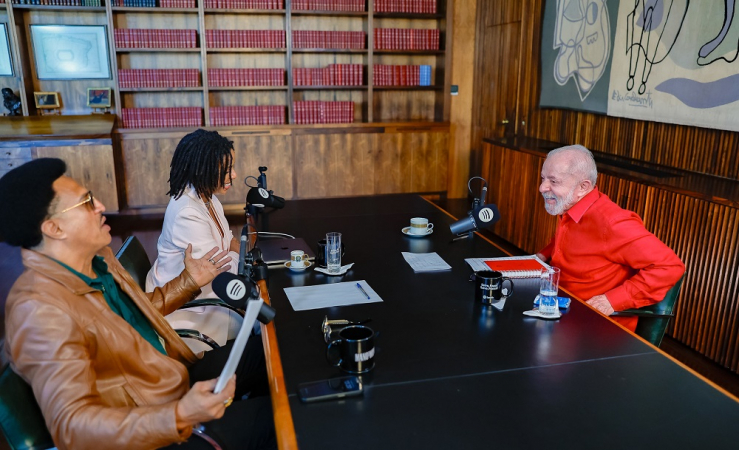 Lula participa da gravação do podcast Mano a Mano, apresentado pelo rapper Mano Brown