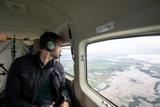 O governador Eduardo Leite sobrevoa a cidade de Santa Maria e observa áreas alagadas
