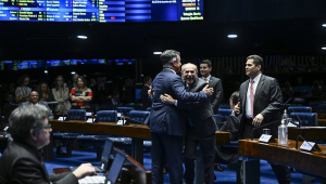 Senadores se cumprimentam após votação do projeto que número de cadeiras na Câmara dos Deputados