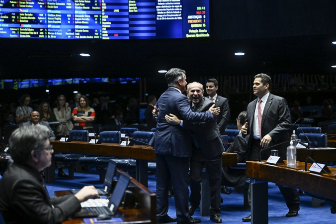Senadores se cumprimentam após votação do projeto que número de cadeiras na Câmara dos Deputados