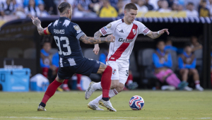 Franco Mastantuono, do River Plate, disputa a bola com Sergio Ramos, do Monterrey, neste sábado, durante partida do Mundial de Clubes no estádio Rose Bowl, em Los Angeles, Califórnia