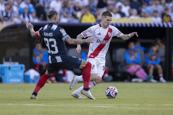 Franco Mastantuono, do River Plate, disputa a bola com Sergio Ramos, do Monterrey, neste sábado, durante partida do Mundial de Clubes no estádio Rose Bowl, em Los Angeles, Califórnia