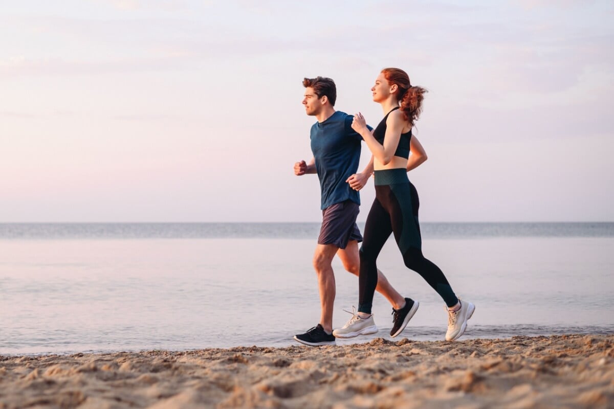 Correr na areia ajuda a fortalecer os músculos 