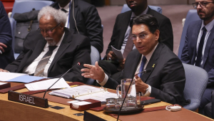 O embaixador Danny Danon, representante permanente de Israel na Organização das Nações Unidas (ONU), fala durante reunião do Conselho de Segurança