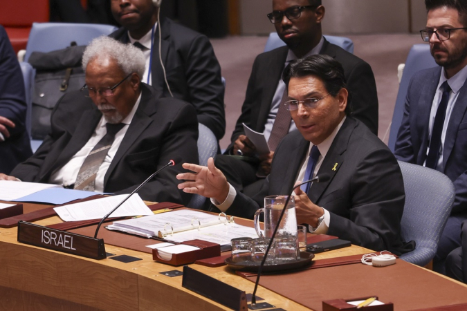 O embaixador Danny Danon, representante permanente de Israel na Organização das Nações Unidas (ONU), fala durante reunião do Conselho de Segurança