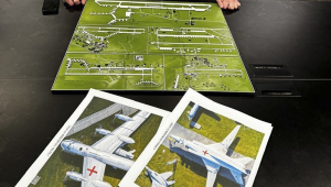 Imagem divulgada pelo Serviço de Segurança da Ucrânia (SSU) mostra o chefe da agência, Vasyl Malyuk, analisando uma foto com o mapa das localizações da aviação estratégica da Rússia