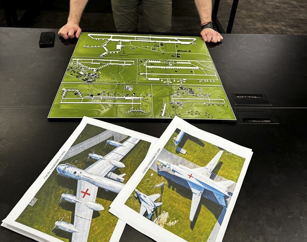 Imagem divulgada pelo Serviço de Segurança da Ucrânia (SSU) mostra o chefe da agência, Vasyl Malyuk, analisando uma foto com o mapa das localizações da aviação estratégica da Rússia