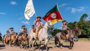 Homens sobre cavalos durante a Festa Municipal de Arroio do Padre