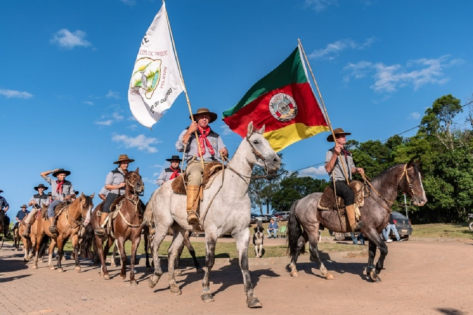 Homens sobre cavalos durante a Festa Municipal de Arroio do Padre