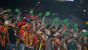 Torcedores do Espérance de Tunis levantam balões verdes em apoio à Palestina durante a partida entre Espérance de Tunis e Chelsea pela Copa do Mundo de Clubes