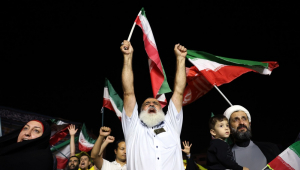Iranianos celebram nas ruas de Teerã o ataque com mísses perpetrado contra Israel