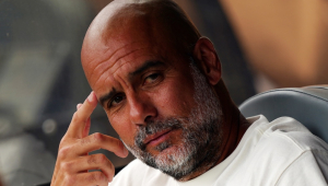 O técnico do Manchester City, Pep Guardiola, observa o campo antes da partida contra o Wydad AC pela Copa do Mundo de Clubes
