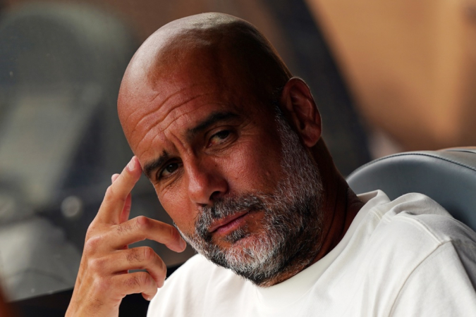 O técnico do Manchester City, Pep Guardiola, observa o campo antes da partida contra o Wydad AC pela Copa do Mundo de Clubes