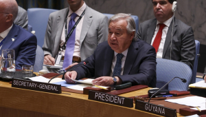 O secretário-geral das Nações Unidas, António Guterres (c), discursa durante reunião do Conselho de Segurança