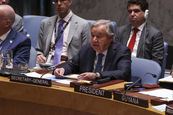 O secretário-geral das Nações Unidas, António Guterres (c), discursa durante reunião do Conselho de Segurança