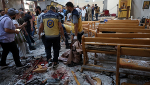 Equipes de resgate atuam no local do atentado suicida na Igreja Mar Elias, nos arredores de Damasco