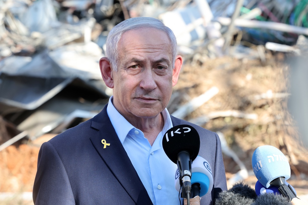 O primeiro-ministro de Israel, Benjamin Netanyahu, faz um pronunciamento durante visita ao Instituto Weizmann de Ciência, atingido por mísseis iranianos