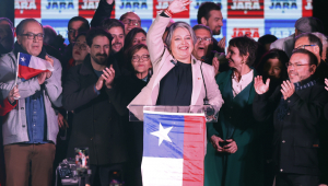 Jara, um candidato de esquerda chileno, pede "unidade" para "parar" a extrema direita.