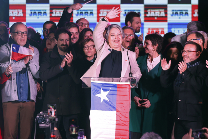 Jara, um candidato de esquerda chileno, pede "unidade" para "parar" a extrema direita.