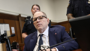 Juiz anula julgamento por estupro contra Harvey Weinstein