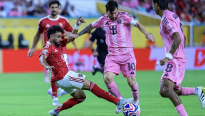 Lionel Messi, do Inter Miami CF (à dir.), em ação contra Marawan Attia, do Al Ahly SC, durante partida da fase de grupos do Mundial de Clubes da Fifa