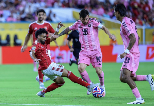 Lionel Messi, do Inter Miami CF (à dir.), em ação contra Marawan Attia, do Al Ahly SC, durante partida da fase de grupos do Mundial de Clubes da Fifa