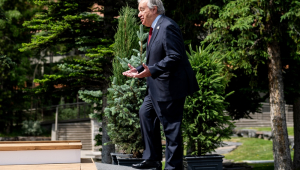 O secretário-geral das Nações Unidas, António Guterres, gesticula em direção ao primeiro-ministro canadense, Mark Carney (fora da imagem), ao chegar à Cúpula de Líderes do G7
