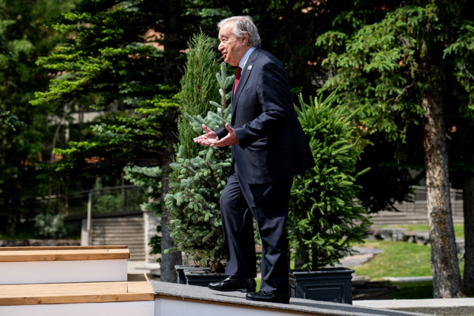 O secretário-geral das Nações Unidas, António Guterres, gesticula em direção ao primeiro-ministro canadense, Mark Carney (fora da imagem), ao chegar à Cúpula de Líderes do G7