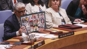 O embaixador Amir Saeid Iravani, representante permanente do Irã na Organização das Nações Unidas, (à esq.) discursa durante uma reunião do Conselho de Segurança