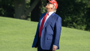 O presidente dos Estados Unidos, Donald J. Trump, observa a bandeira no novo mastro instalado no Jardim Sul da Casa Branca
