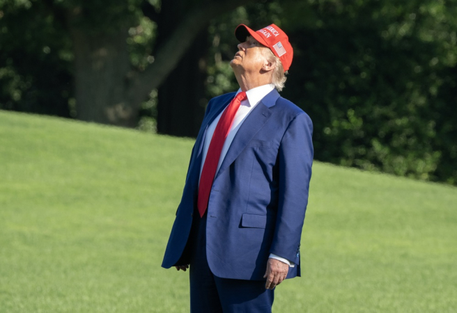 O presidente dos Estados Unidos, Donald J. Trump, observa a bandeira no novo mastro instalado no Jardim Sul da Casa Branca