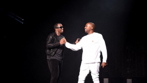 Diddy e Kanye West se apresentam durante a turnê “Puff Daddy and Bad Boy Family Reunion”, no Madison Square Garden, em Nova York
