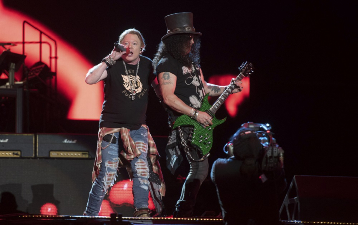 Axl Rose (E) e Slash, da banda "Guns N' Roses"