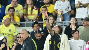 O atacante gabonês Denis Bouanga, do LAFC, comemora após marcar o segundo gol da equipe na prorrogação