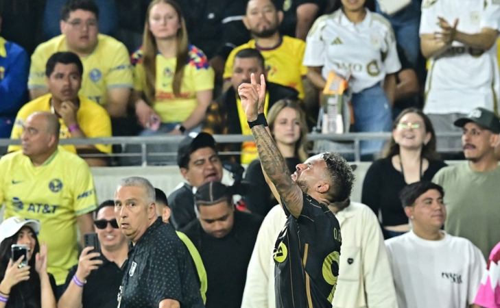 O atacante gabonês Denis Bouanga, do LAFC, comemora após marcar o segundo gol da equipe na prorrogação
